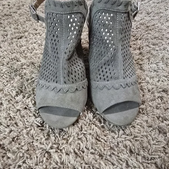 "Report" Olive Green Wedge Shoes with Stylish Designc, Size 8.5 - Picture 4 of 10